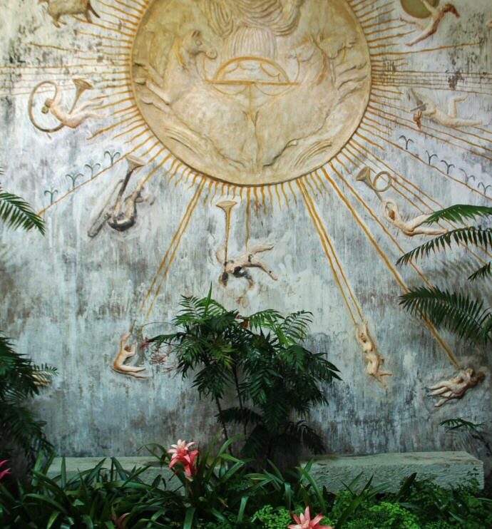 Templo del Sol en el jardín tropical La Mortella en la isla de Ischia