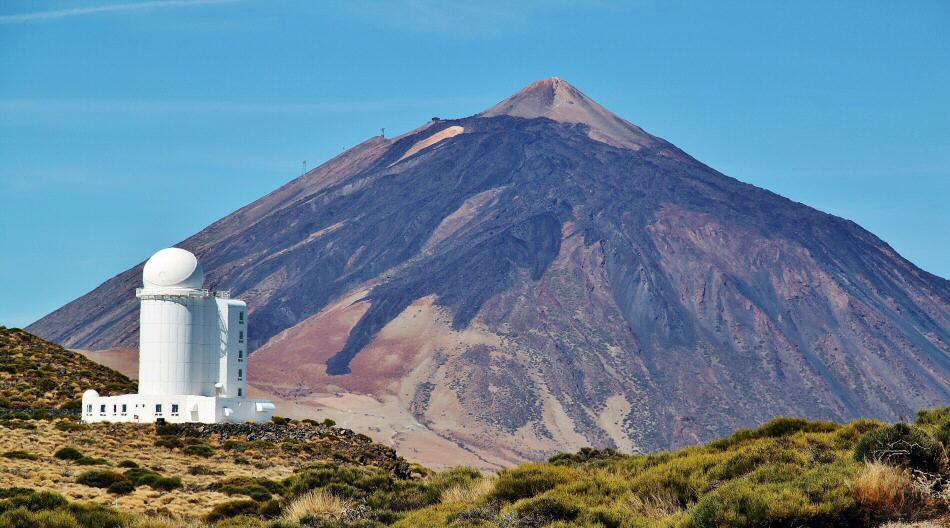 Observatorio de Izaña frente al Teide en Tenerife