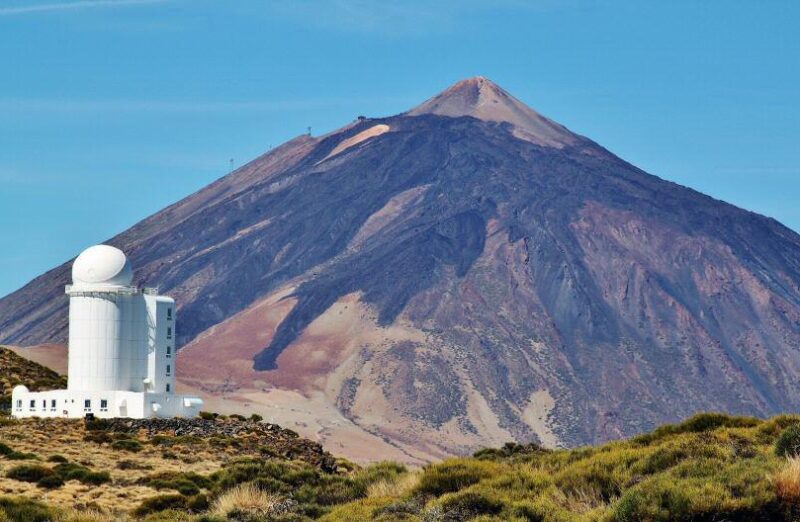 Observatorio de Izaña frente al Teide en Tenerife