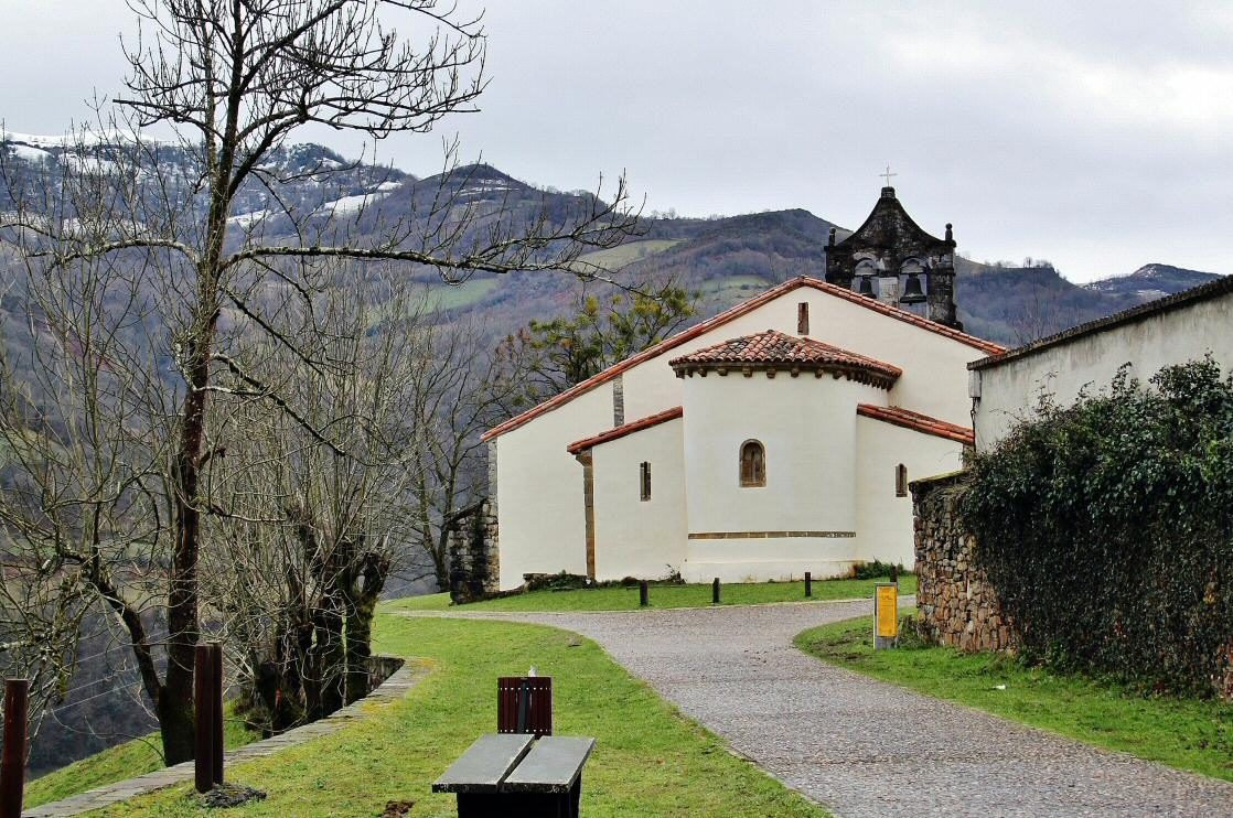 Iglesia románica San Vicente de Serrapio en la Montaña Central de Asturias