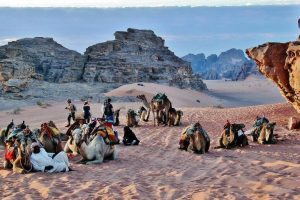 Atardecer en desierto de Wadi Rum en Jordania