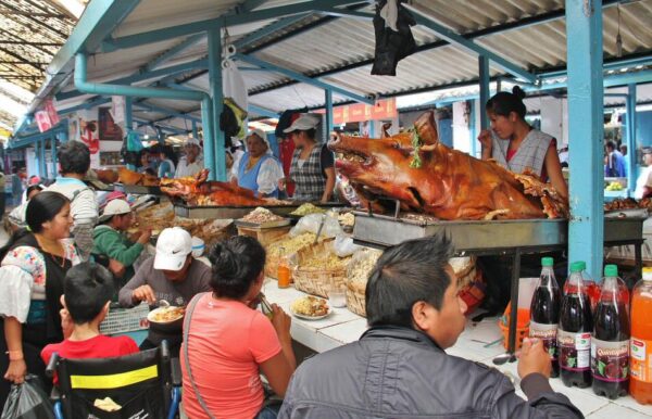 Comida callejera en el mercadillo de Otavalo en Ecuador