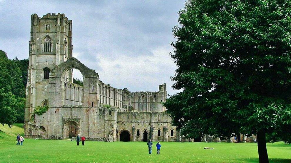 Abadía medieval de Fountains Abbey al norte de Inglaterra
