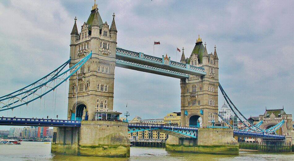 Puente levadizo Tower Bridge en Londres