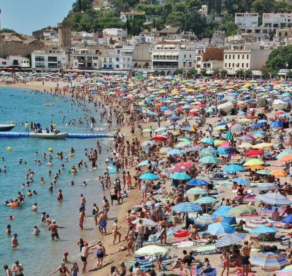 Gran Playa de Tossa de Mar en la Costa Brava en Cataluña