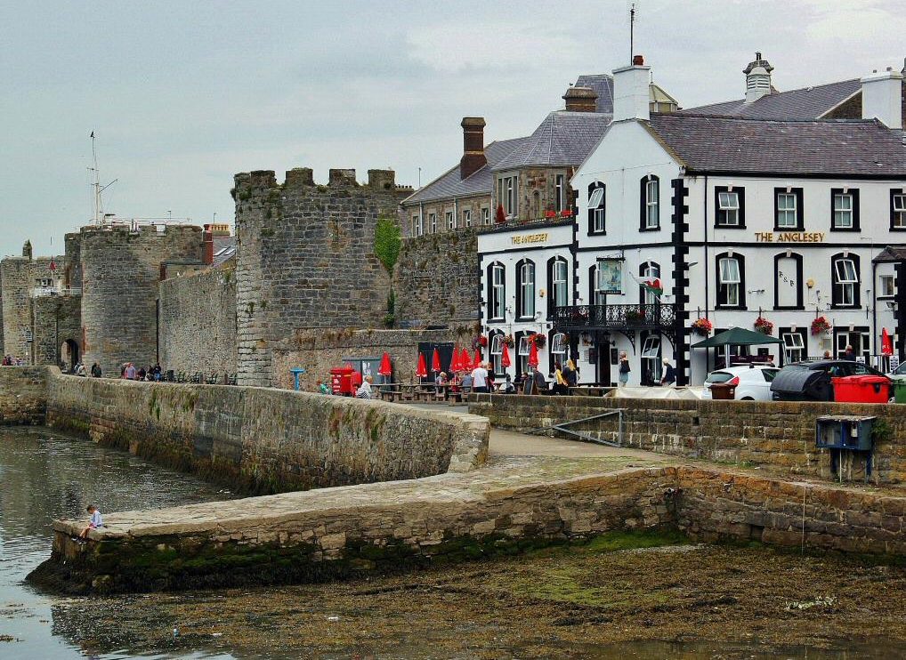 Muralla de Caernarfon junto al castillo al norte de Gales
