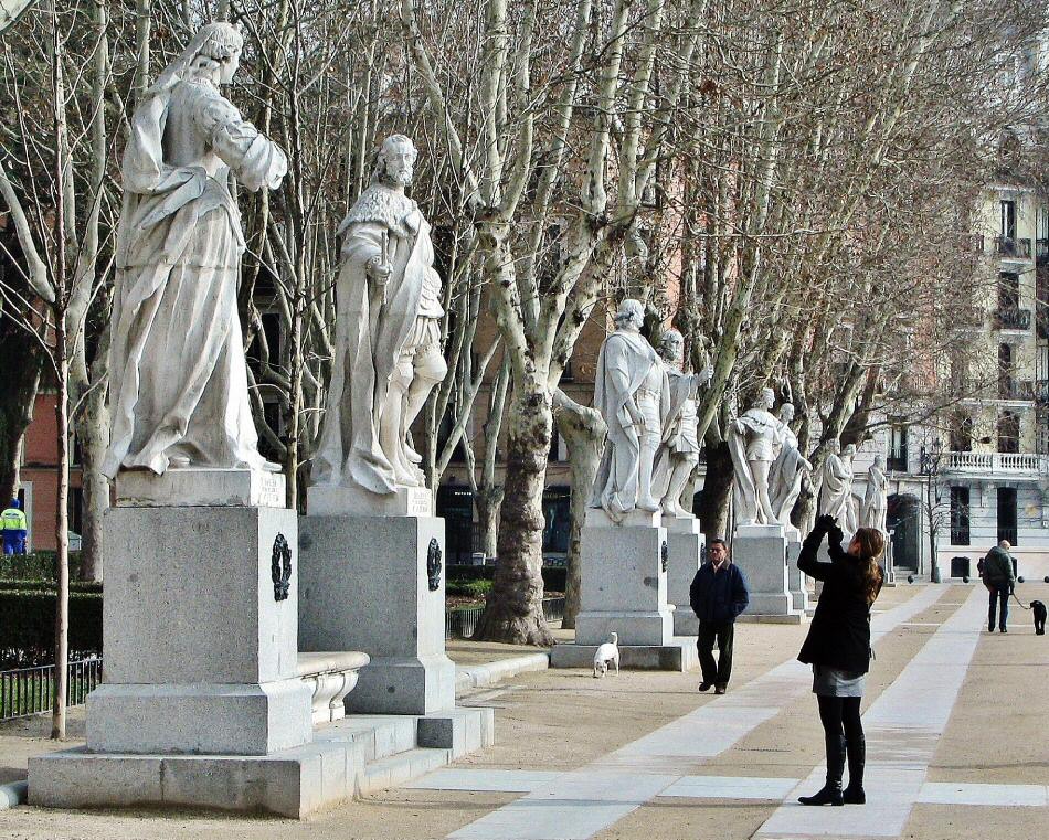 Estatuas de reyes de España en plaza de Oriente de Madrid