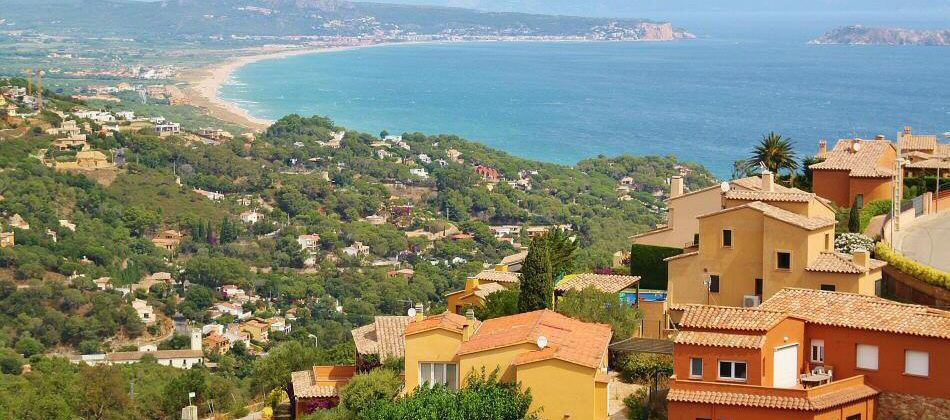 Vistas desde el castillo de Begur en Costa Brava en Girona