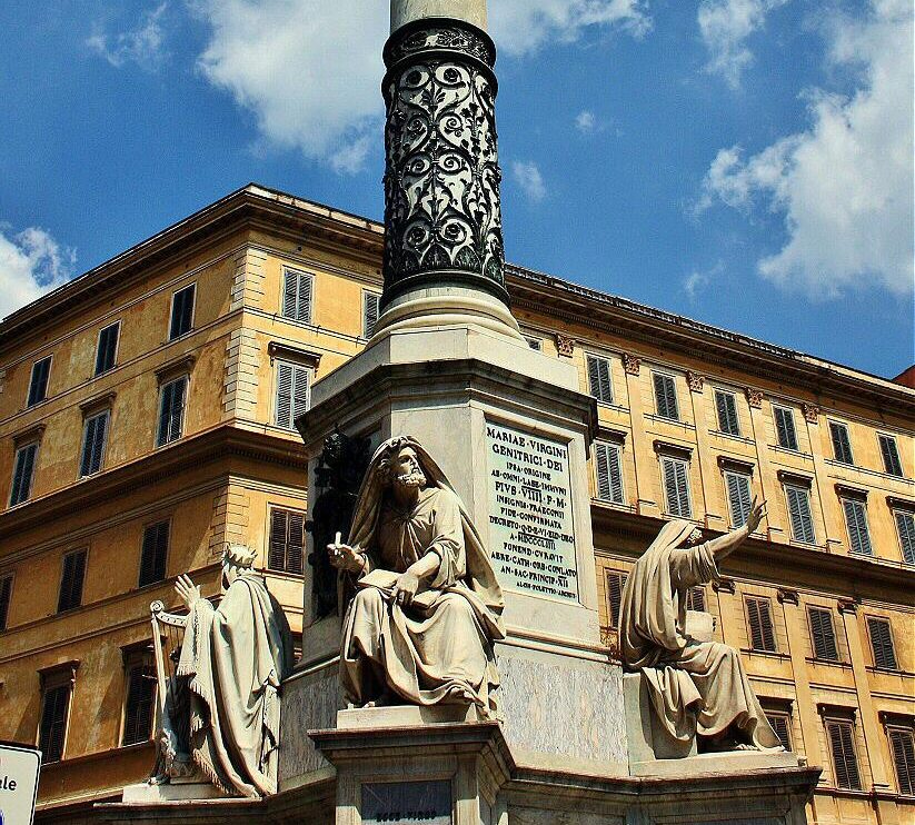Columna de la Inmaculada en la plaza de España en Roma