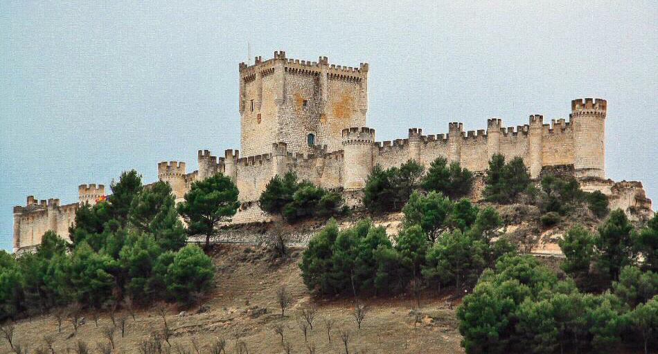 Castillo de Peñafiel desde la plaza del Coso en provincia de Valladolid