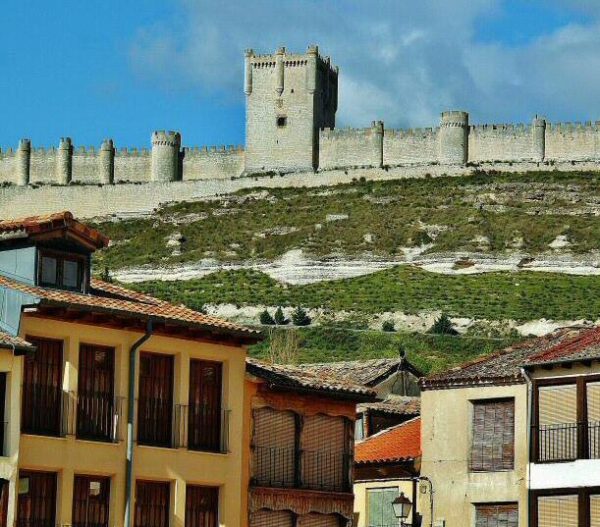Castillo de Peñafiel desde la plaza del Coso en provincia de Valladolid