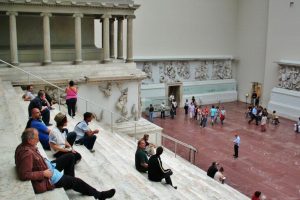 Escalinata del Altar de Pergamo en el Museo Pergamo de Berlín