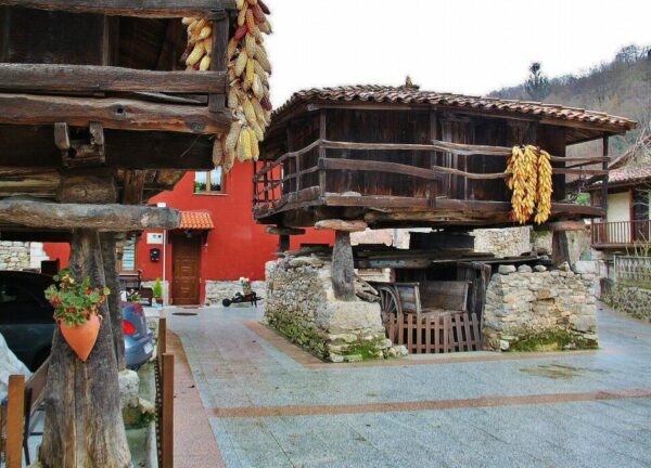 Hórreos en Bueño cerca de Mieres en Asturias