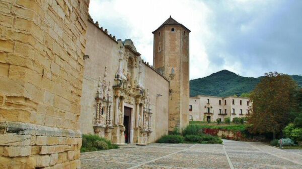 Puerta barroca de la iglesia del monasterio de Poblet en Tarragona
