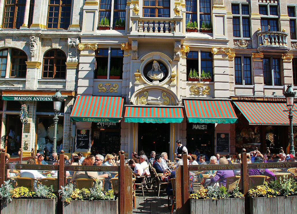Terrazas de bares y restaurantes en la Gran Place de Bruselas