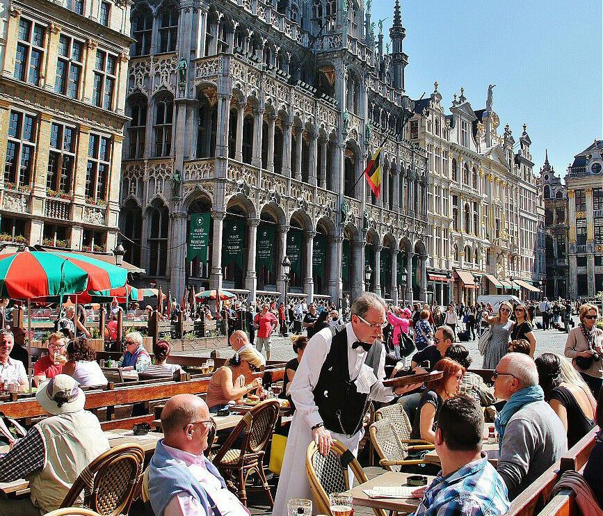 Terrazas de bares y restaurantes en la Gran Place de Bruselas