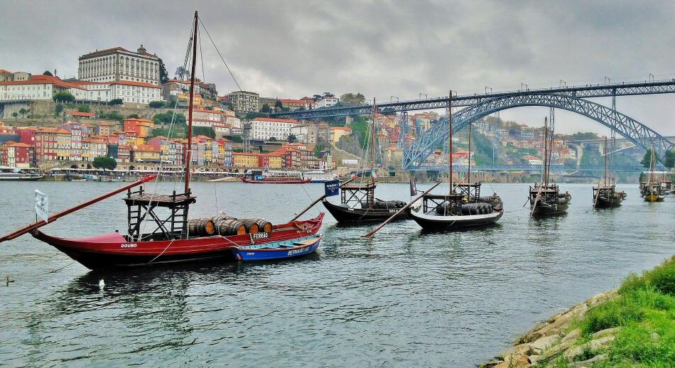 Barcos tradicionales de bodegas de Oporto en el río Duero