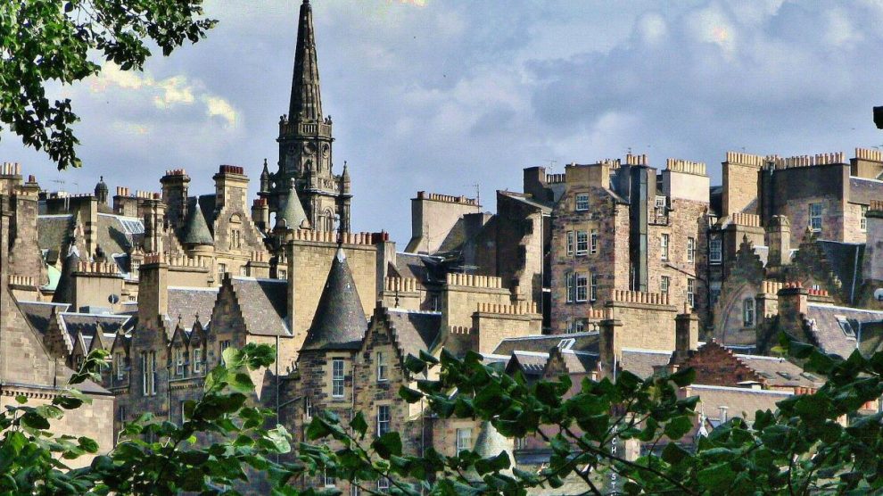 Vistas de Edimburgo desde Princess Street en Escocia