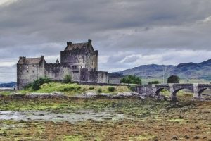Castillo de Eilean Donan junto a isla Skye en Escocia