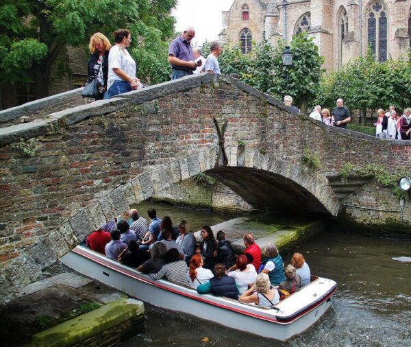 Rincón del puente de San Bonifacio en los canales de Brujas en Flandes