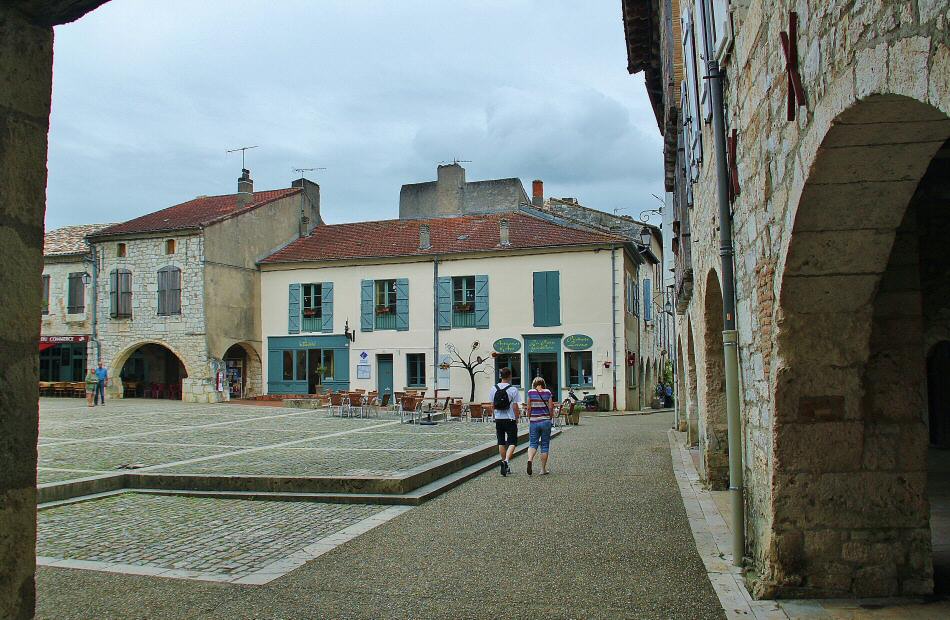 Plaza des Cornieres en Lauzerte en Occitania al sur de Francia