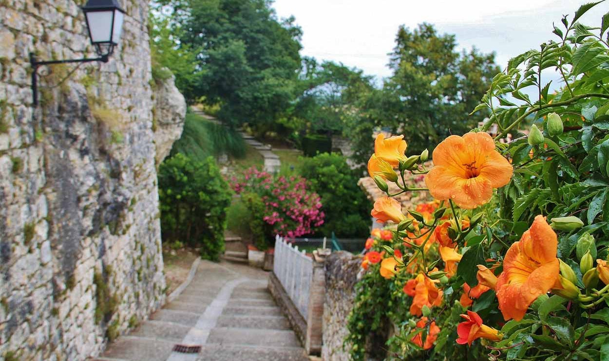 Jardín de los Peregrinos en Lauzerte en Occitania al sur de Francia