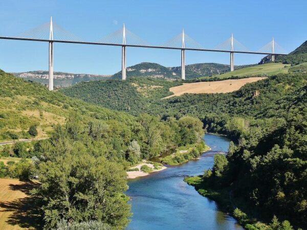 Viaducto de Millau desde el río Tarn al sur de Francia