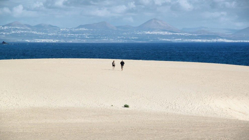 Playa en las Dunas de Corralejo en Fuerteventura en las islas Canarias