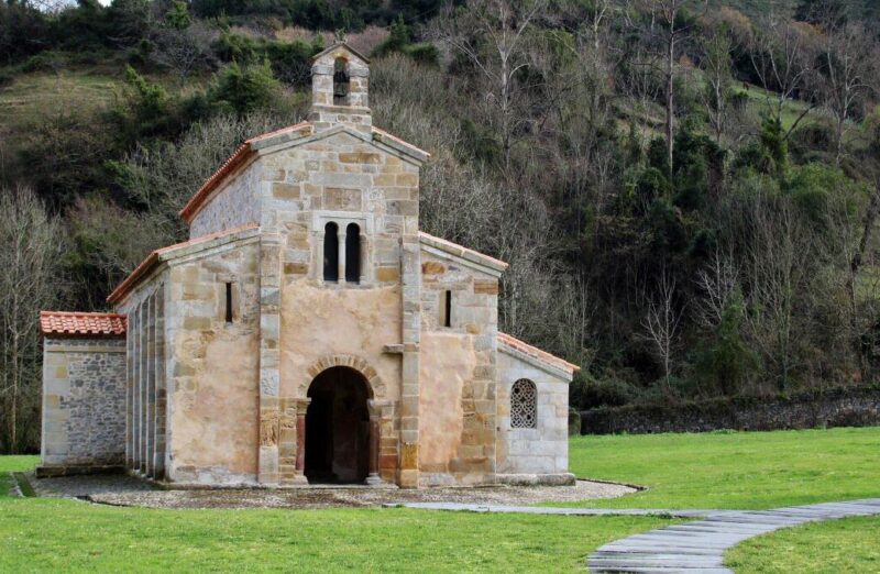 Iglesia prerrománica de San Salvador de Valdediós en Asturias