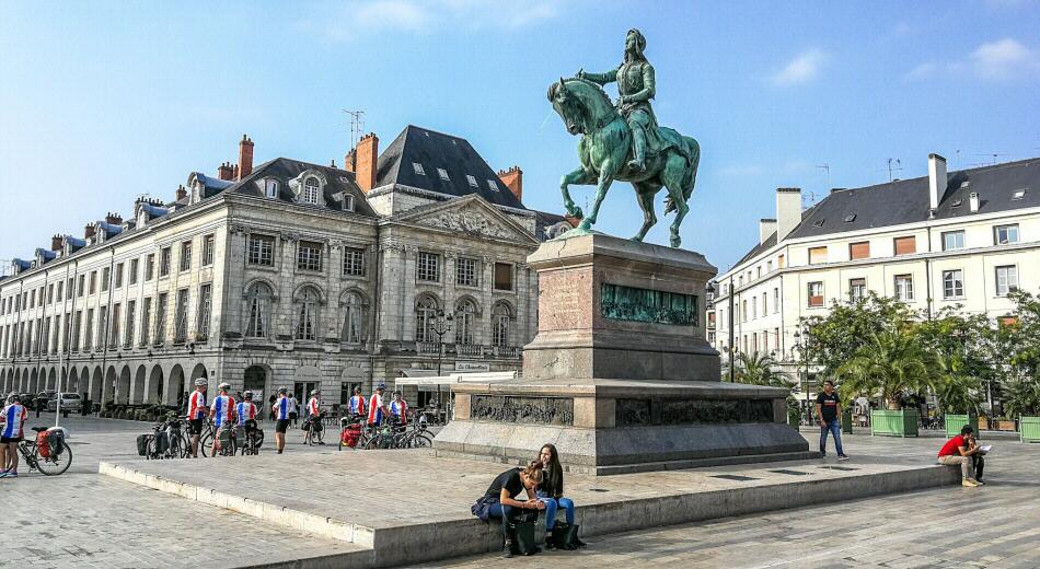 Estatua ecuestre de Juana de Arco en la plaza de Martroi en Orleans