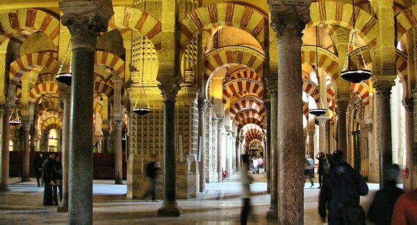 Bosque de columnas en la Mezquita de Córdoba en España