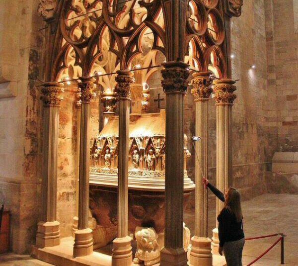 Sepulcro de Pedro III en Monasterio de Santes Creus en Cataluña