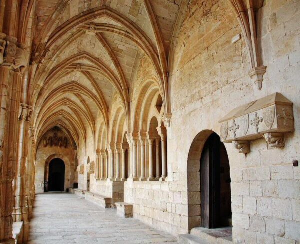 Claustro gótico del Monasterio de Santes Creus en Cataluña