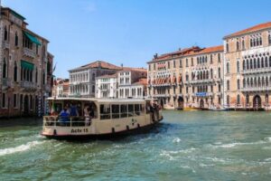 En vaporetto por el Gran Canal de Venecia