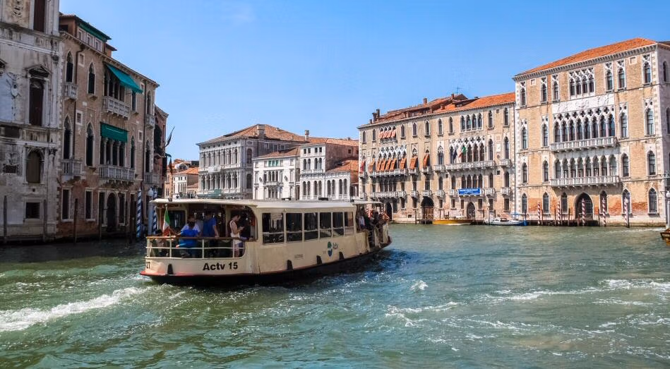 De vaporetto ao longo do Grande Canal de Veneza