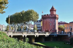 Castillet en el centro histórico de Perpiñán al sureste de Francia