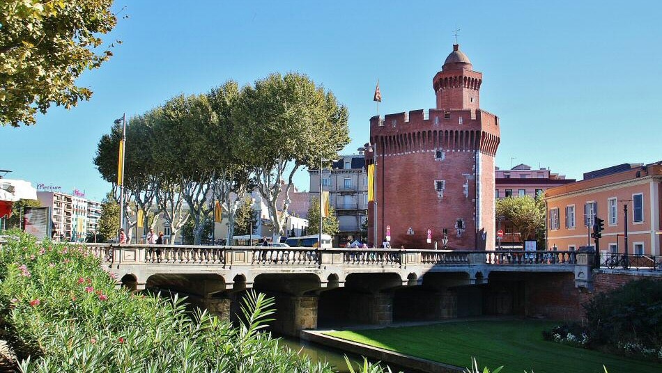 Castillet en el centro histórico de Perpiñán al sureste de Francia