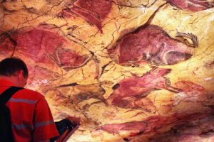 Réplica de pinturas de bisontes en la Neocueva de Altamira en Cantabria