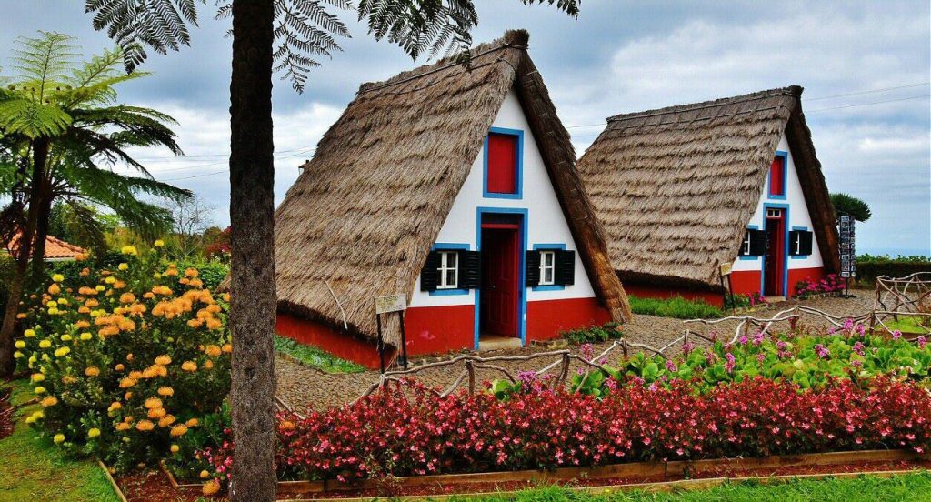 Casas típicas de Madeira en la población de Santana
