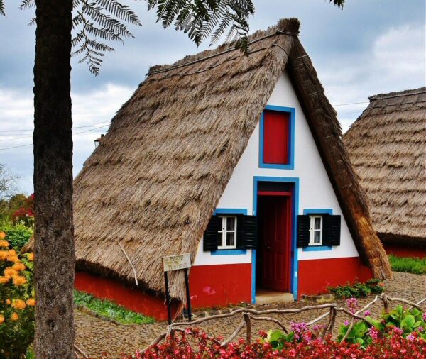 Casas típicas de Madeira en la población de Santana