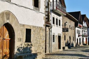 Arquitectura rural en Ochagavia en los Pirineos de Navarra