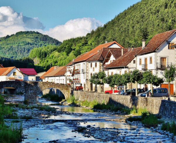 Arquitectura rural en Ochagavia en los Pirineos de Navarra