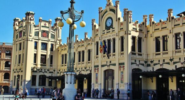 Edificio modernista de la estación del Norte en Valencia