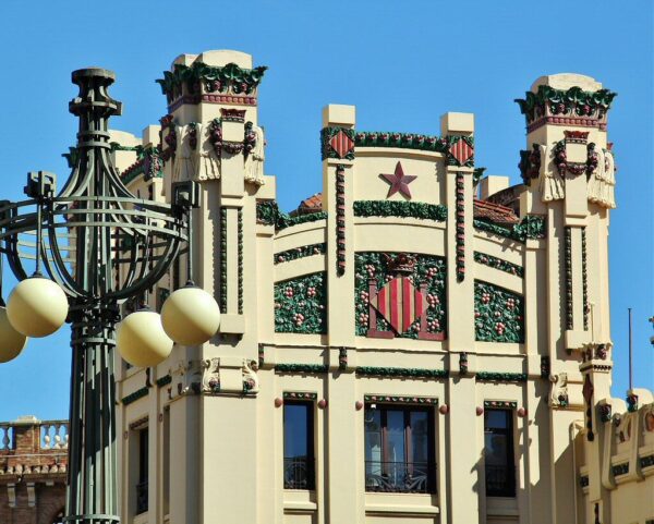 Edificio modernista de la estación del Norte en Valencia