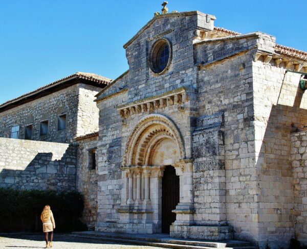 Portada románica de la iglesia mozárabe de Wamba en Valladolid