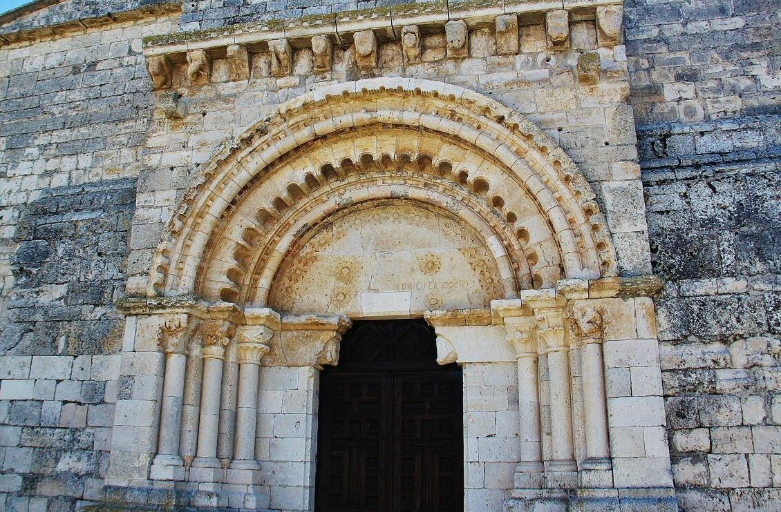 Portada románica de la iglesia mozárabe de Wamba en Valladolid