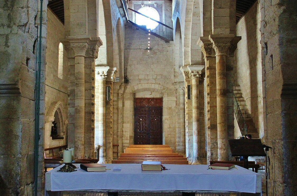 Nave central de la iglesia mozárabe de Wamba en Valladolid