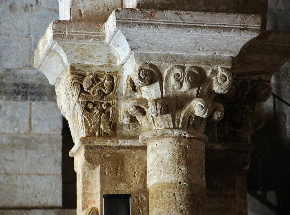 Capiteles en la iglesia mozárabe de Wamba en Valladolid