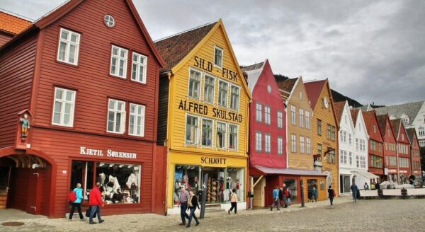 Barrio de Bryggen en Bergen en Fiordos de Noruega