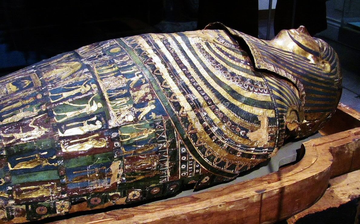 Sarcófagos de momias egipcias en el Museo Británico de Londres